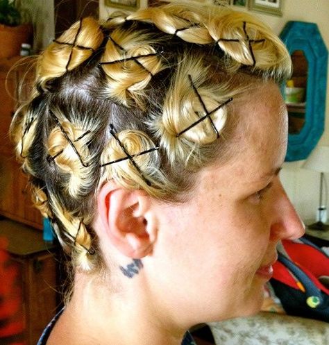 OLD WAY OF CURLING HAIR Retro Curls, How To Curl Short Hair, Girl Braids, Pin Curls, Love Us, Penteado Cabelo Curto, Hairstyles Easy, Hair Girl, Retro Hairstyles