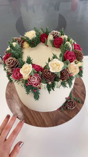 Alice Ward on Instagram: "A lovely festive floral wreath cake for an 85th birthday 🌹✨🌿 Really loved making this one 🥰 8” vanilla sponge with buttercream & raspberry jam filling ♥️ . #cake#flowers#flowercake#floralcake#wreathcake#buttercreamflowers#piping#baking#festivecake#birthdaycake#cakeinspo#cakedecorating#petalsbakehouse" Wreath Cake Christmas, Poinsettia Cake, Christmas Wreath Cake, Filling Cake, Wreath Cake, Christmas Themed Cake, Christmas Cake Designs, 85th Birthday, Creative Food Art