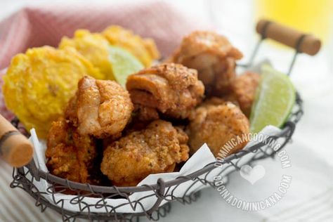 Chicharrón de Pollo Recipe (Crispy Fried Chicken Bites): Flavorful and crispy, you can find it in any humble restaurant in the Dominican Republic. Healthy Barbecue Recipes, Fried Chicken Bites, Nugget Recipes, Puerto Rico Recipes, Healthy Barbecue, Pork Brisket, Pollo Recipe, Dominican Recipes, Beef Food Recipes