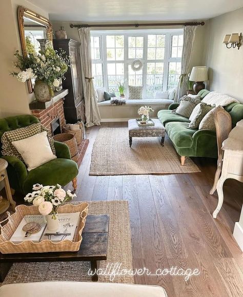 Pretty In The Pines Living Room, Living Room Cottage Modern, Fairy Cottage Living Room, Cozy Welcoming Living Room, Vintage English Cottage Interiors, English Cottage Living Room, Salons Cottage, Classic American Home, Cottagecore Living