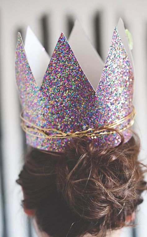 12 DIY Crowns That Will Make You Feel Like Royalty Diy Crowns, Diy Birthday Crown, Crown Party, Glitter Crown, Diy Crown, Glitter Crafts, Glitter Birthday, Glitter Party, Glitter Diy