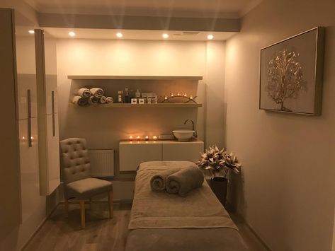 Luxury Massage Room Ideas, Small Spa Studio Ideas, Massage Cabinet Room Ideas, Tiny Esthetician Room Ideas, Massage Room Wall Decor, Mini Spa Room Ideas, Small Massage Studio Ideas, Shed Massage Studio, Cozy Massage Room Ideas