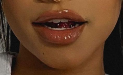 Tounge Web Piercings, Tongue Web Piercing Aesthetic, Snake Bites Tongue Piercing, Under Tounge Piercing, Tongue Piercing Black Women, Under Tongue Piercing, Tounge Pericings Aesthetic, Hidden Piercings, Tongue Piercing Aesthetic