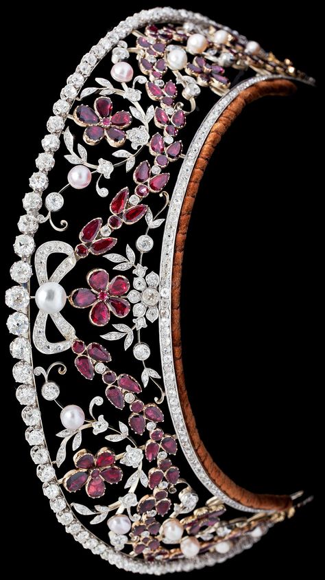 The Rosenborg kokoshnik style diamond and garnet tiara. The top row of diamonds detaches to form a necklace. Garnet Tiara, Ruby Tiara, Russian Kokoshnik, Diamond Tiara, Hair Adornments, Crystal Crown, Royal Jewels, Royal Jewelry, Tiaras And Crowns