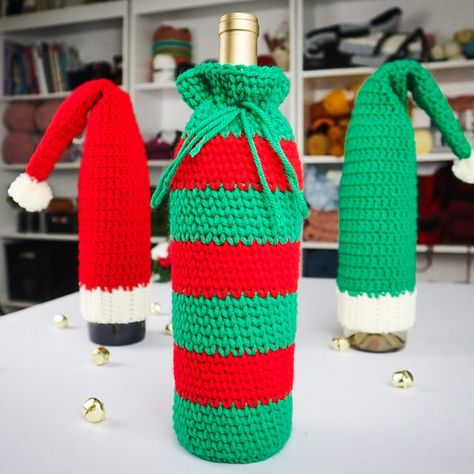 Crochet Wine Bottle Cozy | Free Crochet Pattern - Sigoni Macaroni Wine Bag Pattern, Crochet Wine, Christmas Wine Bottle Covers, Wine Bottle Sleeves, Christmas Elf Outfit, Bottle Cozy, Beer Cozy, Crochet Knit Sweater, Bottle Cozies