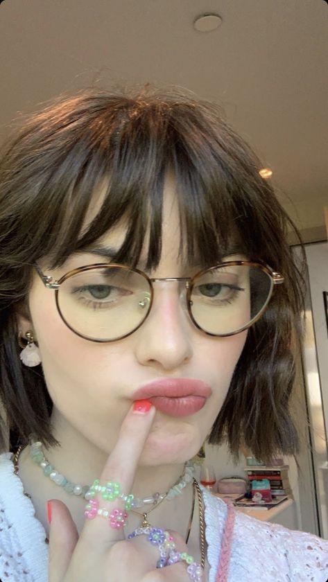 Issie Partridge, People With Glasses, Glasses Frames Trendy, Glasses Inspo, Glasses Inspiration, Glasses Trends, Louis Partridge, Cute Glasses, Bare Face