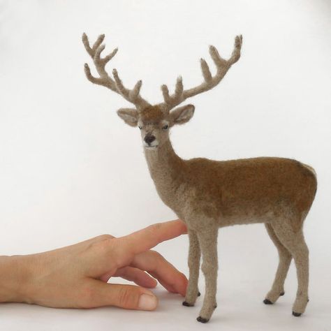 Needle felted deer Felting Ornaments, Needle Felted Deer, Felted Deer, Felt Deer, Felting Diy, Needle Felting Diy, Felting Ideas, Wool Felting, Needle Felting Projects