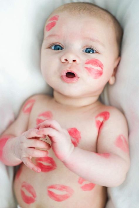 Baby Kisses Picture, Valentine’s Day Newborn Photo Shoot, 1 Month Valentine Pictures, Baby February Photo Ideas, Cute Monthly Baby Pictures, Vday Baby Photoshoot, Valentines Milk Bath Baby, Valentine Newborn Pictures Boys, Baby Vday Shoot