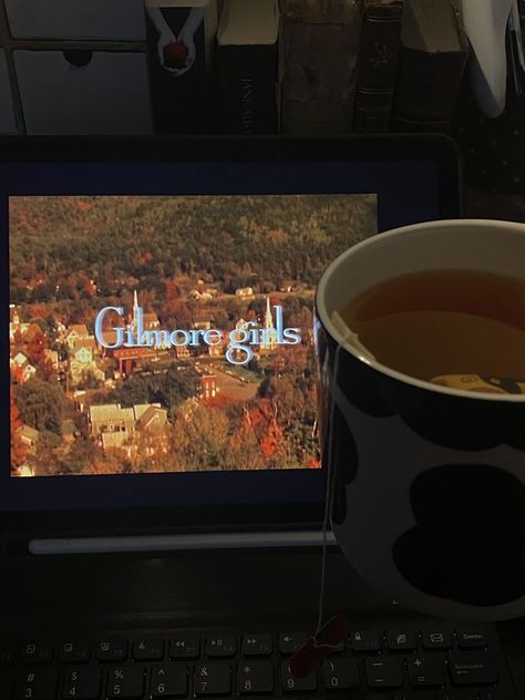 Cozy Fall Aesthetic Gilmore, Fall Aesthetic Rory Gilmore, Tea Fall Aesthetic, Fall Tea Aesthetic, Autumn Aesthetic Movies, That Girl Fall Aesthetic, School In Autumn Aesthetic, Fall Aesthetic Movies, Retro Fall Aesthetic