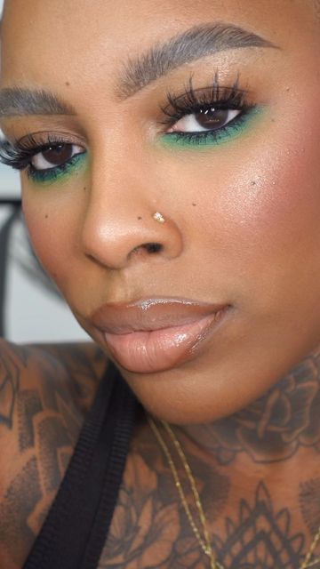 Smokey Green Eye Makeup For Brown Eyes, Like Green Eyeshadow Looks, Green Eye Shadow Looks For Black Women, Green Eyeshadow Under Eye, Green Makeup With Pearls, Brown And Green Eye Makeup, Green Under Eye Makeup Looks, Green Undereye Makeup, Green Eyeshadow Black Women