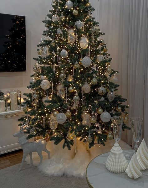 Modern Living Room Christmas, Living Room Christmas Tree, Room Christmas Tree, Christmas Tree Decoration Ideas, Luxury Christmas Decor, Tree Decoration Ideas, Christmas Tree Inspo, Gold Christmas Tree Decorations, Pretty Christmas Decorations