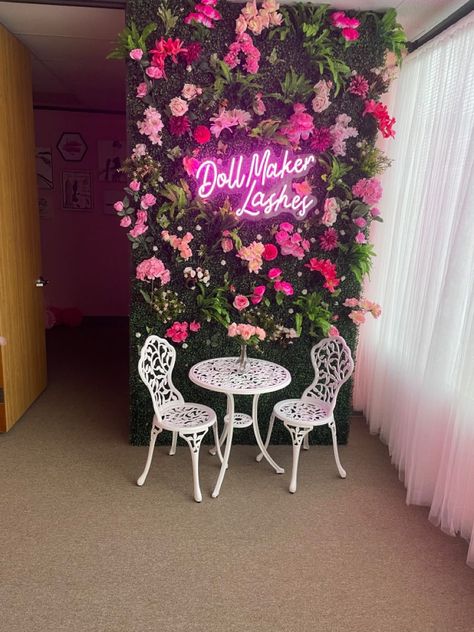 Flower Accent Wall Living Room, Grass Wall Room Decor Aesthetic, Nail Room Backdrop, Grass Flower Wall With Neon Sign, Flower Wall Salon Suite, Salon Picture Wall, Grass Wall With Flowers, Salon Flower Wall, Selfie Wall Ideas Salon