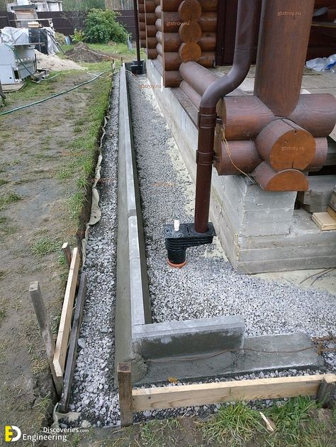 How To Make Drainage Around The house With Your Own Hands - Engineering Discoveries House Drainage System, Farm Gates Entrance, Foundation Drainage, Inexpensive Backyard Ideas, Gutter Installation, Landscape Drainage, Backyard Drainage, Garden Pavers, Yard Drainage