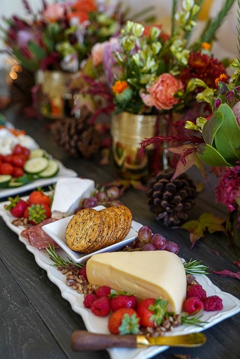 Holiday Entertaining Guide: How to Host a Bubbles & Bites Happy Hour - Inspirations and Celebrations Cheese Plate Ideas, Fall Entertaining Ideas, Appetizers Fall, Holiday Happy Hour, Cold Appetizers Easy, Happy Hour Appetizers, Happy Hour Party, Happy Hour Food, Easy Appetizers