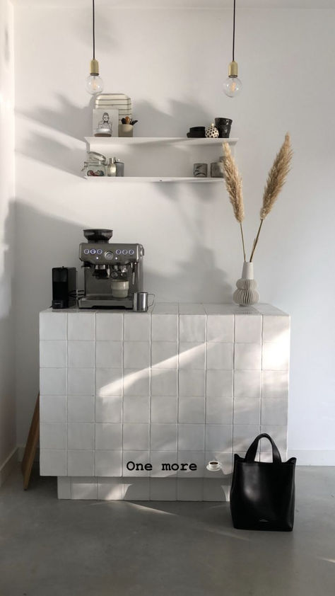 Coffee Station Aesthetic, Koffie Stations, Bars In Kitchen, Coffee Bar Aesthetic, Coffee Bar Decorations, Coffee Bar Inspiration, Coffee Bar Diy, Kaffe Station, Office Coffee Station