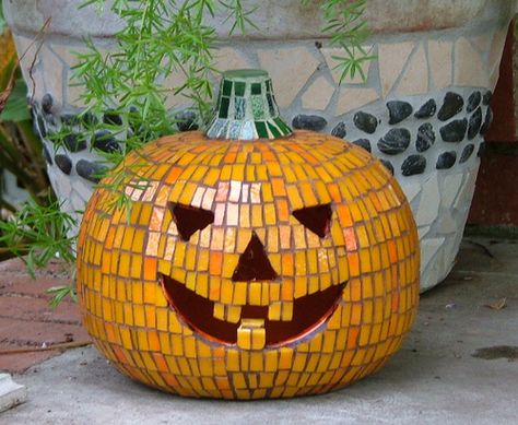 Glazed Mosaic Pumpkin~ idea: I made something like this once but it was a flat pumpkin and I made it with pieces of orange plates and it turned out really cool. Mosaic Pumpkin, Mosaic Tattoo, Patterns Tattoo, Tattoo Pics, Halloween Decor Diy, Tattoo Patterns, Craft Clay, Awesome Tattoo, Mosaic Stained