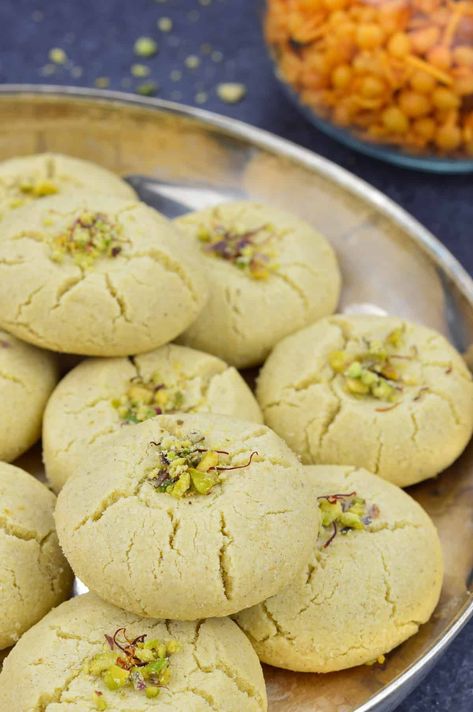 Easy Nankhatai Recipe, Besan Nankhatai Recipe, Nankathai Recipe, Indian Cookies Recipe, Nankhatai Recipe Indian, Nankhatai Cookies, Indian Food Party, Pakistani Sweets, Cookies Recipes Indian