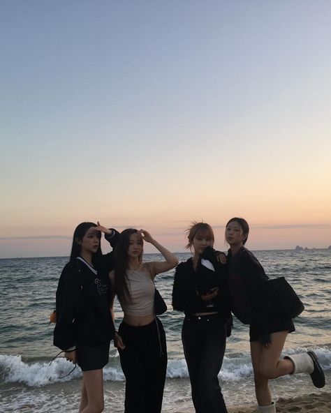 Yn And Friends, Yn With Friends 4, Circle Of Friends Aesthetic, 4 Girls Squad Aesthetic, Foto Best Friend, Quad Squad, Group Picture Poses, Korean Friends, 4 Best Friends