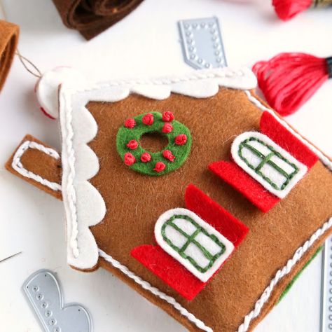 Felt Gingerbread House Ornament, Gingerbread Crafts Diy, Poshta Design, Felt Gingerbread House, Felt Gingerbread, Felt Christmas Tree Decorations, Diy Tree Decor, Gingerbread Crafts, Gingerbread Village