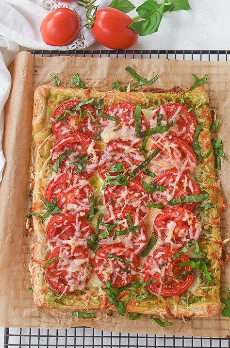 easy tomato tart recipe Tomato Tart Puff Pastry, Tart With Puff Pastry, Easy Tomato Tart, Tomato Tart Recipe, Tomato Pie Recipe, Pastry Cook, Puff Pastry Tart, Tomato Tart, Tomato Pie