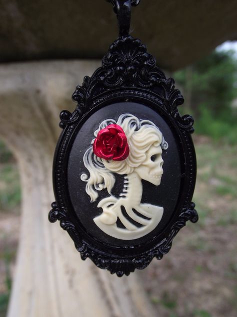 Tattoo idea Cameo Tattoo, Victorian Pendant Necklace, Skull Cameo, Victorian Pendants, Cameo Jewelry, Skin Art, Body Mods, Hallows Eve, Dia De Muertos