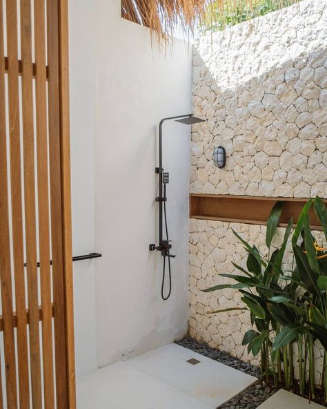 Outdoor Toilet And Shower Ideas, Outside Shower Ideas, Outdoor Toilet And Shower, Bingin Beach, Indoor Outdoor Bathroom, Outdoor Bathroom Design, Tropical Bathroom, Outdoor Toilet, Bali Resort