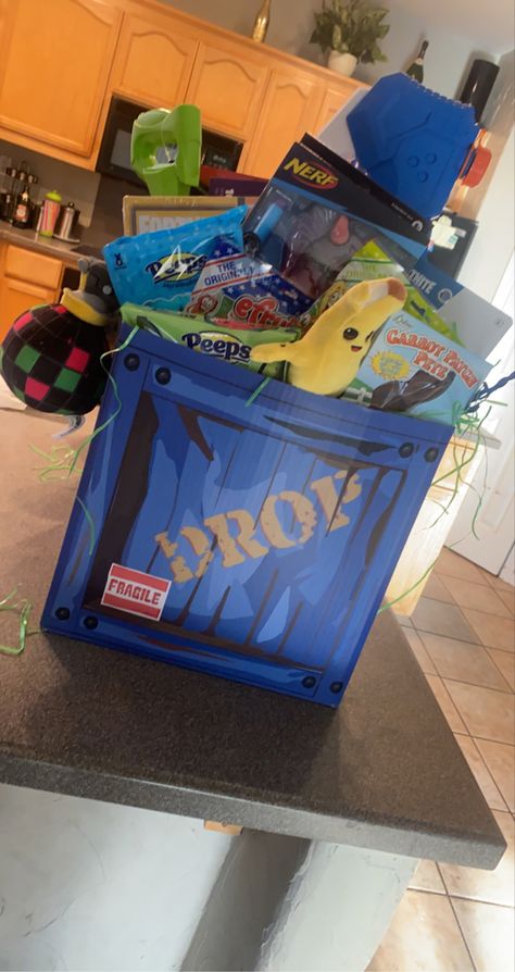 Perfect basket for a fortnite fan Fortnite Easter Basket Ideas, Fortnite Gift Basket, Fortnite Easter Basket, Gamer Easter Basket Ideas, Fortnite Gift Ideas, Fortnite Toys, Easter Egg Competition Ideas, Conchas Recipe, Fortnite Ideas