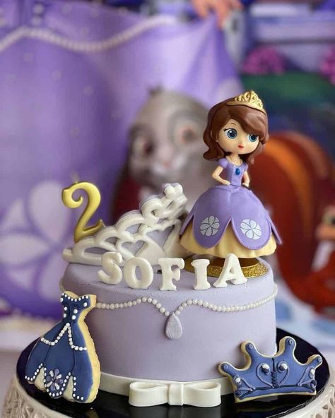 Adorable ideas for Sofia the First Birthday Cakes, Cookies and princess desserts! Delicious and beautiful Princess Sofia treats are a wonderful way to serve up a party. These Sofia the first cakes, cookies and dessert ideas are exactly what you need to really plan the most scrumptious princess party ever! Princess Desserts, Princess Sophia Cake, Sofia The First Birthday Cake, Princess Sofia Cake, Sophia Cake, Sofia The First Cake, Sofia Cake, Purple Desserts, Princess Sofia Party