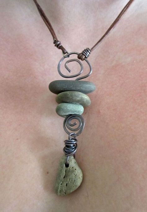 Symbolism in Jewelry : Cairns. Make a cairn necklace to remember a loved one or ancestor. Gather stones from a place of significance and drill them. Perfect Samhain craft! Hantverk Diy, Rock Jewelry, Funky Jewelry, A Necklace, Cairns, Diy Schmuck, Hippie Chic, Metal Wire, Stone Pendant