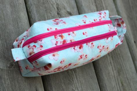 Two zipper box pouch | Charmed By Ashley Double Zipper Pouch Tutorial, Box Pouch Tutorial, Zipper Box Pouch, Diy Pouch No Zipper, Double Zipper Pouch, Coin Purse Tutorial, Tote Tutorial, School Pencil Case, Tote Bag Tutorial