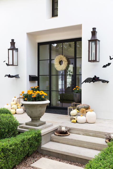 From spooky front porch decor to beautiful fall table scapes, these tips and tricks for halloween decorations will last you throughout the Fall season. Porche Halloween, Chic Fall Decor, Modern Halloween Decor, Porch Halloween, Modern Fall Decor, Halloween Front Porch Decor, Modern Halloween, Halloween Porch Decorations, Halloween Front Porch