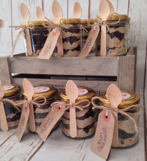 Cake jar wedding favours Jar Cake Packing Ideas, Brownie Party Favors, Dessert Boxes Packaging, Mason Jar Desserts Recipes, Rakhi Hampers, Dessert Quotes, Handmade Hamper, Chocolate Jar, Cake Jars