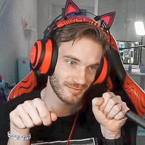 ፧ 𝖿𝖾𝗅𝗂𝗑 𝖺𝗋𝗏𝗂𝖽 𝗎𝗅𝖿 𝗄𝗃𝖾𝗅𝗅𝖻𝖾𝗋𝗀 ᪥ Felix Kjellberg, Female Icons, Fav Youtubers, Pewdiepie, Inside Jokes, Iconic Women, I Love Him, Youtubers, Love Him