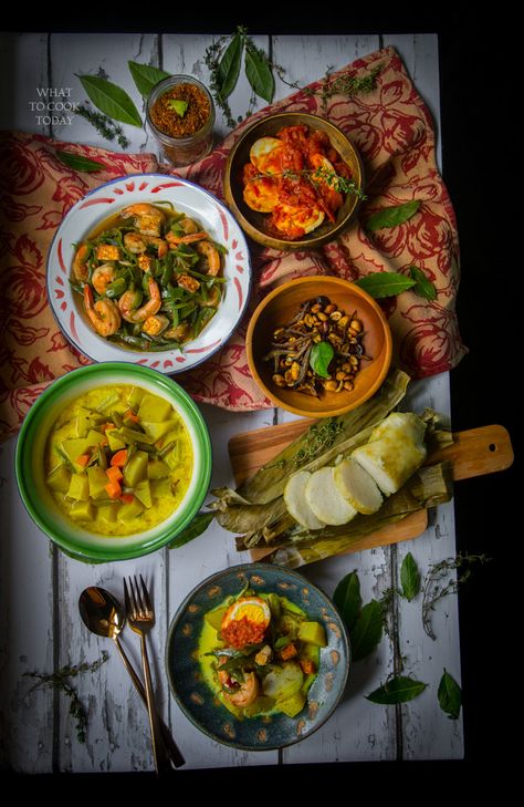 How to prepare lontong sayur medan (Medanese rice cakes with savory dishes) #lontong #Indonesianrecipes Cap Go Meh, Dish Presentation, Indonesian Rice, Peranakan Food, Traditional Asian Dish, Nyonya Food, Food Set Up, Dishes To Make, Ramadan Images