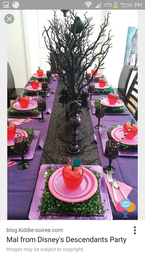 Heres those apples like she has Maleficent Birthday Party, Descendants Party Ideas Birthdays, Disney Villain Party, Maleficent Party, Disney Descendants Party, Villains Party, Party Website, Descendants Party, Interactive Calendar