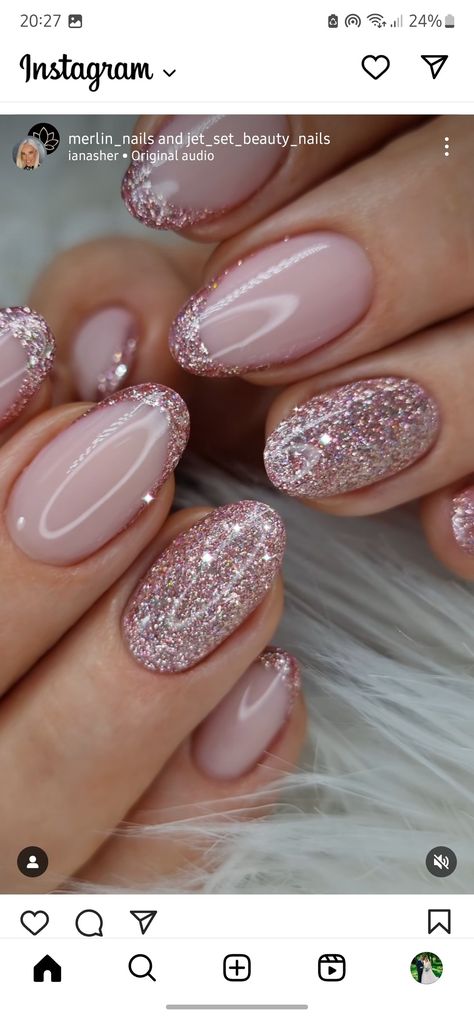 Cute Oval Nails Ideas, Winter Nails Oval Shape, January Nail Art Winter, Oval Nails Designs January, Short Oval Nails Winter, Short Almond Nails Designs 2024, Pink Winter Nails Almond, Jan Nails 2024, Winter Nails Oval