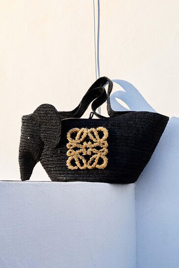 Raffia Bags 2023, Loewe Raffia Bag, Loewe Elephant Bag, Knit Pouch, Loewe Elephant, Loewe Paula's Ibiza, Elephant Bag, Loewe Anagram, Raffia Bag