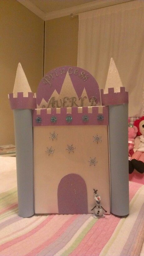 Castle Valentine box, Frozen style! Maria Elizabeth, Girls Valentines Boxes, Valentines Diy Kids, Kids Valentine Boxes, Valentine Card Box, Childrens Valentines, Valentine Boxes, Valentines Box, Happy Hearts Day