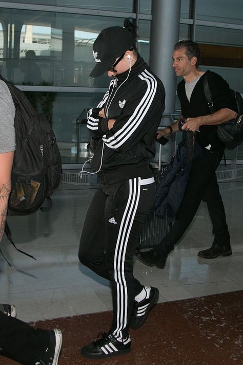 Katy Perry has a go to traveling look for THIS reason. Men Sporty Outfits, Track Suit Men Adidas, Tracksuit Outfit Adidas, Superstar Outfit Men, Adidas Outfit Men Style, Adidas Tracksuit Outfit, Adidas Superstar Outfit Men, Adidas Tracksuit Mens, Adidas Track Pants Outfit