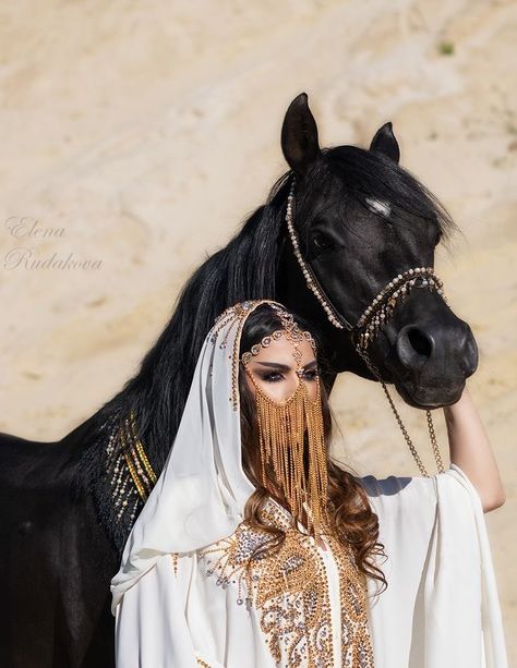 Nas Hip Hop, Arabian Nights Aesthetic, Arabian Princess, Estilo Hijab, Arabian Night, Arabian Women, Arab Culture, Shotting Photo, Arabian Beauty