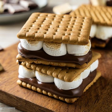 Frozen Smores Recipe – A Chilled Take on a Classic Treat Christmas Cucumber, Snack Ideas Sweet, Smores Recipe, Frozen Smores, Peanut Butter Bars Recipe, Marshmallow Chocolate, Delicious Meatloaf, Smore Recipes, Chilled Desserts