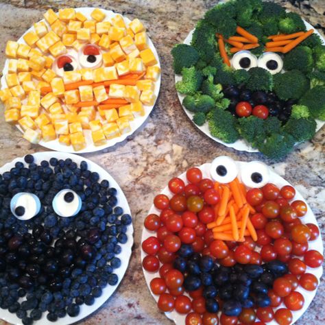 Sesame Street fruit & veggie trays! Made for My daughter's 2nd bday party:) Big bird- cheese cubes, carrots  Oscar- broccoli, carrots, black grapes, tomato  Cookie Monster- blueberries, black grapes Elmo- tomato, carrot, black grapes So fun to make and kids & adults loved :) Fruit Platter Ideas, Fruit Platter Ideas Party, Elmo Face, Kid Foods, Fruit Trays, Platter Ideas, Cookie Monster Party, Cookie Monster Birthday, Sesame Street Birthday Party