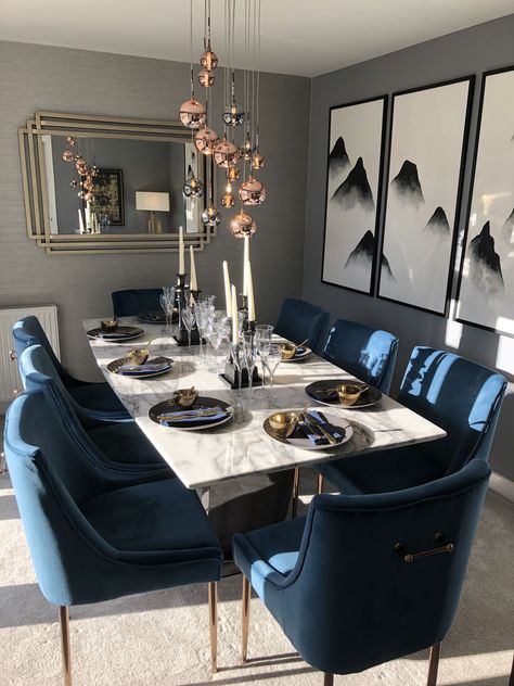 Apartment Dining Area, Blue And Gold Living Room, Velvet Seating, Gold Dining Room, Art Deco Dining Room, Gold Living, Gold Dining, Stylish Dining Room, Apartment Dining