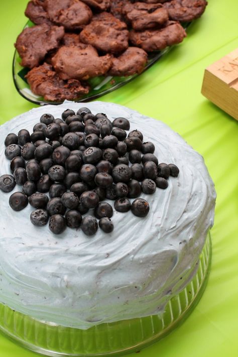 Blueberry Blue Velvet Cake Blueberry Cream Cheese Frosting, Green Velvet Cake, Blue Velvet Cake, Velvet Desserts, Cake With Blueberries, Blue Velvet Cakes, Banana Dessert Recipes, Velvet Cake Recipes, Dessert Cakes