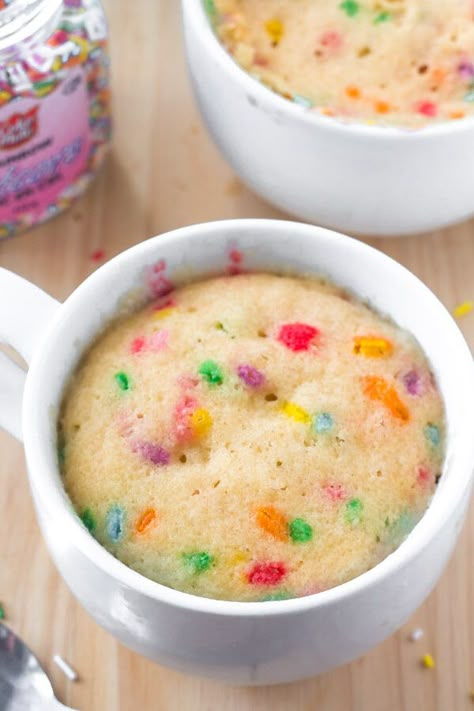 Moist vanilla mug cake is made in the microwave and ready in under 5 minutes Mug Cake Vanilla, Vanilla Mug Cake, Cake Microwave, Mug Cake Recipes, Chocolate Chip Mug Cake, Easy Mug Cake, Mug Food, Vanilla Mug Cakes, Whiskey Cake