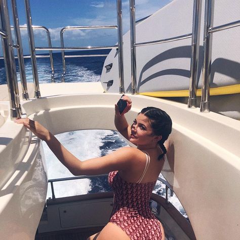 With 108 million followers on Instagram, Kylie Jenner is raising temperatures with her sultry posts, estimated to cost advertisers a cool $1 million per post. Whether a vintage Dior one-piece, a graphic cut-out bikini or a Nineties revival swimsuit, our pick of the youngest Kardashian’s best effortlessly sexy swimwear. Stylizacje Kylie Jenner, Moda Kylie Jenner, Kylie Jenner Fotos, Look Kylie Jenner, Looks Kylie Jenner, Trajes Kylie Jenner, Estilo Kylie Jenner, Kylie J, Post Baby Body