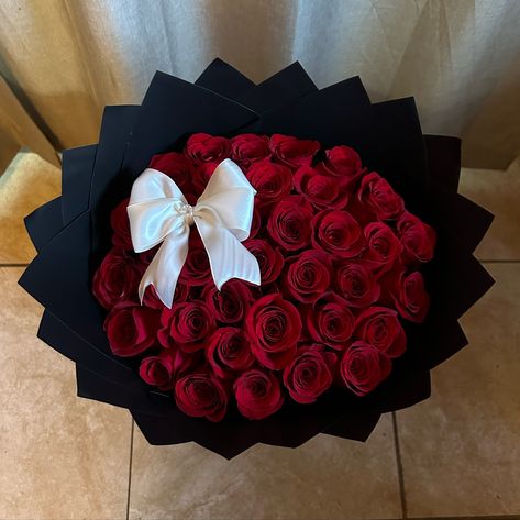 Photo dump ✨❤️🌹🎀🌸🌷💐 #florist #flowers #roses #bouquetinspo 50 Roses Bouquet, Red Rose Flower Bouquet, Gifts Bouquet, Roses Delivery, Basket Of Roses, Ribbon Rose Bouquets, Luxury Bouquet, Rose Delivery, Luxury Flower Bouquets