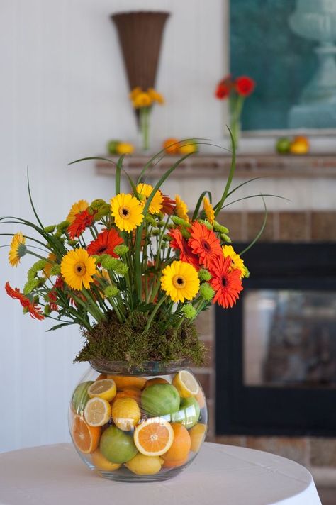 Summer Table Centerpieces, Table Centerpiece Ideas, Sliced Fruit, Vase Deco, Decorações Com Comidas, Tafel Decor, Decor Eclectic, Summer Table, Fruit Arrangements