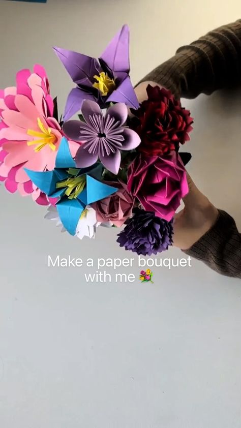 Explore a collection of easy-to-use templates to craft your own stunning paper floral arrangements.#Papercraft, #Paperflowers, #DIY Paper Flower Bouquet Diy, Hadiah Diy, Tutorial Origami, Flower Bouquet Diy, Instruções Origami, Easy Paper Crafts Diy, Pinterest Diy Crafts, Paper Bouquet, Handmade Paper Crafts