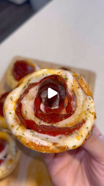 Cici Soriano on Instagram: "Can’t be mad at a bouquet of pizza roses 🤭🍕🌹  #easyrecipes #pizza #roses #gameday #food #recipe #eat" Fun Homemade Pizza Ideas, Pizza Roses Recipe, Potluck Recipes Thanksgiving, Gameday Food, Pizza Buns Recipe, Pizza Party Food, Pizza Roses, Italian Finger Foods, Cooking Pizza